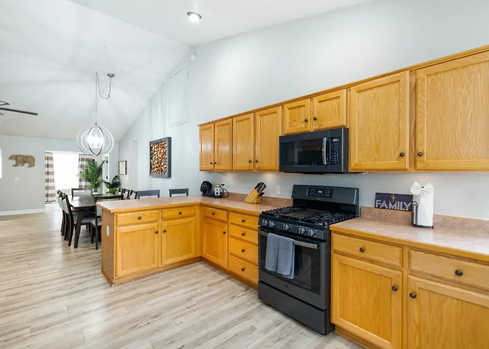 Forest Heights Mountain Views Hot Tub Heated Floors Pizza Oven *